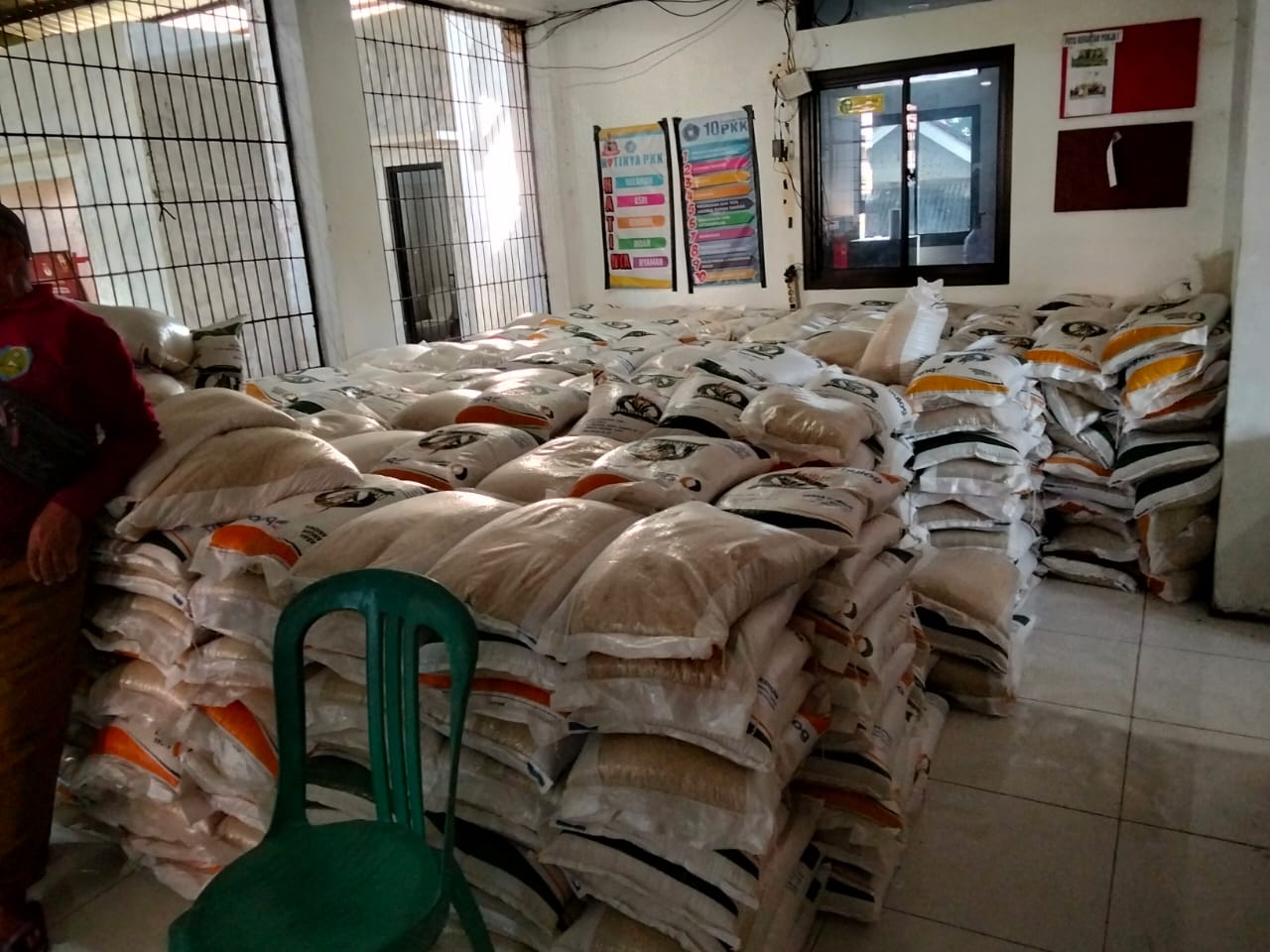 Warga Desa Sidamulya Terima Bantuan Beras dari Bulog Indramayu